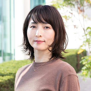 カールが弾むボブで、小顔見せとボリューム出しを実現！【50代髪型・ヘアスタイル】