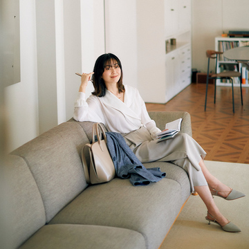 凜として知的。レフ板効果で肌を美しく見せる「白ブラウス」