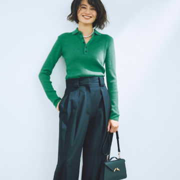 ポロニット×タックパンツのトラッドな装いは、高発色のグリーンカラーで鮮度アップ！気温22℃｜10/12(日)【50代の毎日コーデ】