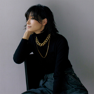 「黒のシンプルニット×チェーンの重ねづけ」で端境期の着こなしに新鮮味をプラス