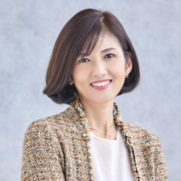 華やかクラシカルなグラデーションボブ。流し前髪で「小顔見せ」も叶う！【40代・50代髪型】