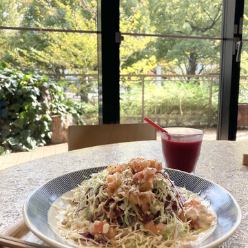 お散歩がてら、オシャレな学食でランチ