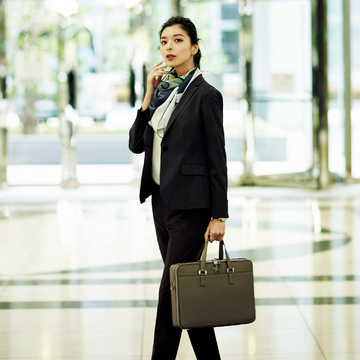 万能シンプルスーツでいざ、プレゼンへ【出張着回しコーディネート】