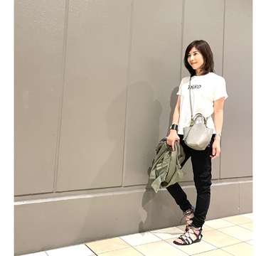 ロゴＴシャツ✖️黒パンツ✖️サンダル