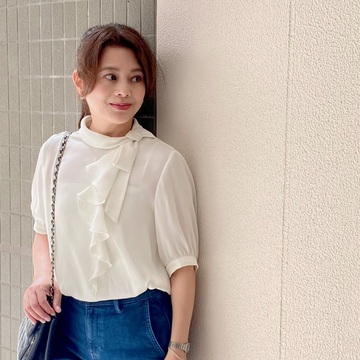 【ユニクロ新作】スリムフレアデニム×五分袖ブラウスでつくる上品コーデ