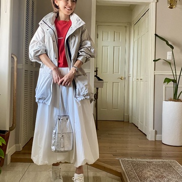 白バルーンスカートで軽やかに