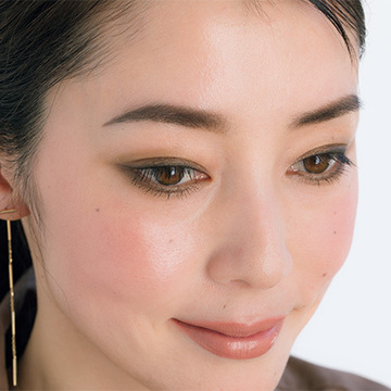 大人のファッションも肌も美しく！ 気品を上げる“ベージュリップ”の簡単プロセス