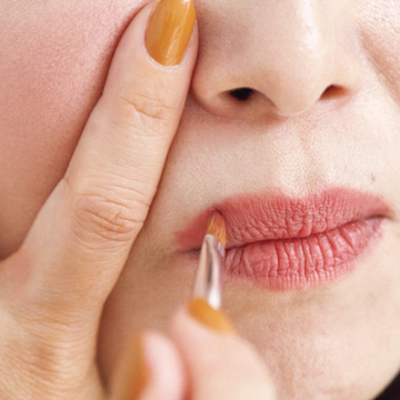 ＜リップ編＞キュッと上がった口角に見せる「形」の錯覚メイクテク【イガリシノブの「錯覚メイク」】