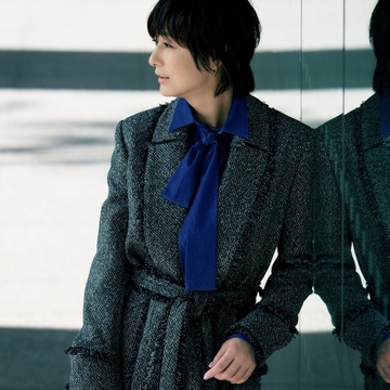 端正なツイードコートで大人女性ならではの凛とした佇まいに【富岡佳子「印象派コート」で出かけよう】