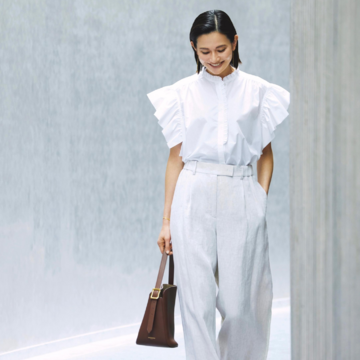 爽快なホワイトの装いで甘いディテールも大人らしい華やかさに昇華。最低気温26℃｜7/8(火)【50代の毎日コーデ】