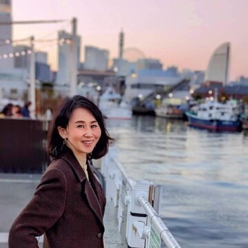 オーダーのブラックレーススカートにプリンセスラインのコートを羽織って横浜散歩とニューイヤーコンサート♫