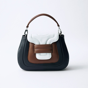 どんな服にも似合う「ピエール アルディ」のハンドバッグ