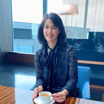 ZARAの黒レースブラウス