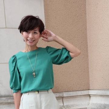 鮮やかグリーンのバックシャントップス