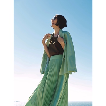 晴れやかなミントグリーンのセットアップにブラウンの締め色を投入してキレのいいコーディネートに。最高気温27℃｜6/1(日)【50代の毎日コーデ】