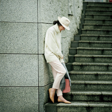 ニットはこの３色で決まり！ 清潔感の「白」、引き立て「黒」、華やか「赤」