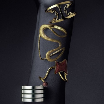 個性的な大ぶりバングルで手もとをモダンに仕上げる【オーラを生む、インパクトジュエリー】