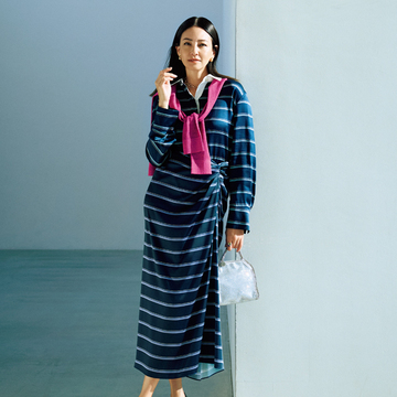 【50代のセットアップコーデ】ラガーシャツ&ドレープスカートの意外性ある組み合わせにときめく