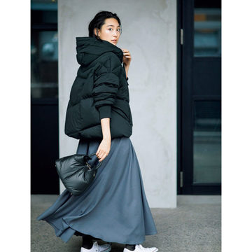 ワイドパンツにもマキシスカートにも！ボリュームボトムに合う「ショートダウン」