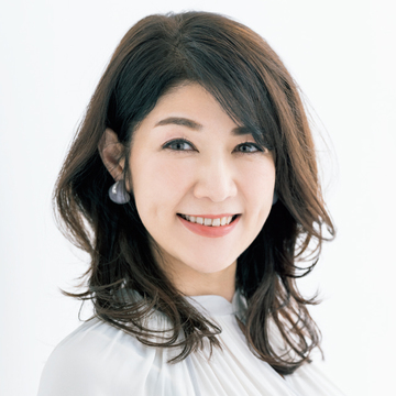 頑固な髪質の広がりも防ぐ「くびれミディアムヘア」【50代髪型・ヘアスタイル】