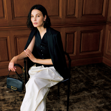 【50代の最旬デイリー服】素肌に一枚できれいに着られるスリムフィットな黒ベスト