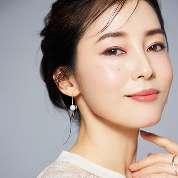 【シミなき艶肌でまとう華やぎオーラ】忙しくてもきれいでいたい年末は、毎日、フローレス フィットの出番です！