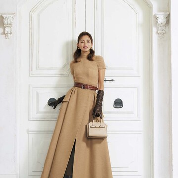 王道ベージュは優々たるシルエットで【柔和なオーラが香りたつ「まろやかリッチカラー」スタイル】