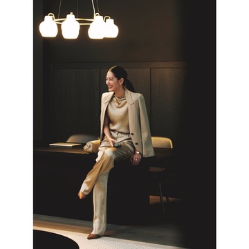 ソフトベージュのジャケットスタイルで、親近感と妖艶さをまとった特別なオーラ放って。気温17℃｜3/27(木)【50代の毎日コーデ】