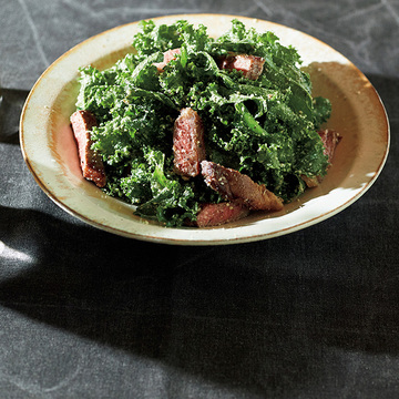 レモンドレッシングでさっぱりと！「ステーキとケールのレモンサラダ」【元気になれるサラダ】