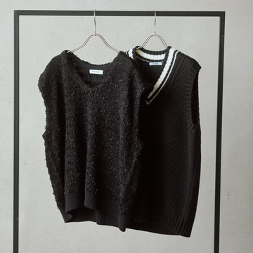 【50代に似合う黒】今季トレンド！ モノトーンコーデの主役アイテム「黒のショートジレ」2選