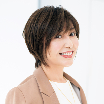 マニッシュショートで華やかさをプラス【50代髪型・ヘアスタイル】