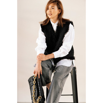 気温21℃の日は、軽アウター代わりのジレで定番のシャツ＆デニムを更新！｜3/8(水)【50代の毎日コーデ】