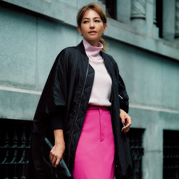 華やかカラーが印象的！ボックスタイトスカートでメリハリある着こなしに【この秋、端正なスカート】