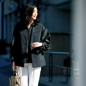 袖コンシャスなブラウスはモノトーンで凜とした印象に【50代に似合うコーディネートの正解】