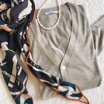 SLOANEのシルクカーディガン