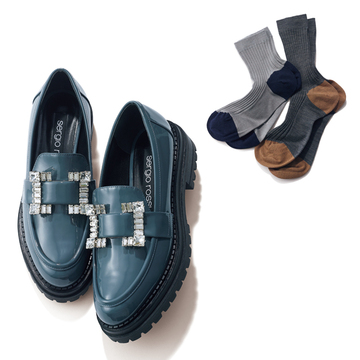 グレーのバックルローファー＆ウールソックスで、洗練されたコーデが完成