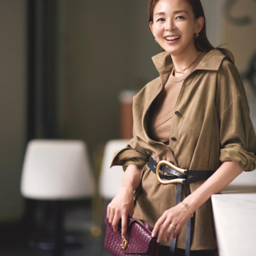 シャツの上からビックバックルのベルトを締めてモードなメリハリを授ける。最高気温19℃｜10/23(木)【50代の毎日コーデ】