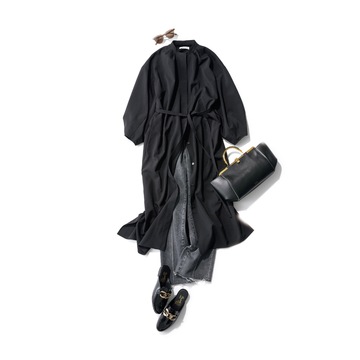 秋のオール黒コーデはデニムのチラ見せでカジュアルな抜け感をプラス。気温20℃｜11/8(水)【50代の毎日コーデ】