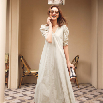 上品なベージュワンピースにはフラットサンダルでおしゃれな脱力感をプラス。最低気温27℃｜7/25(金)【50代の毎日コーデ】