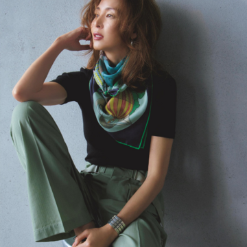 華やかスカーフのアクセントで、Tシャツ×カーゴパンツのカジュアルコーデを刷新！最高気温34℃｜7/1(火)【50代の毎日コーデ】