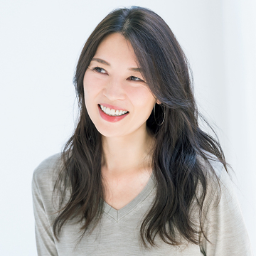 エレガントな毛流れが魅力のレイヤーロングヘア【50代髪型・ヘアスタイル】