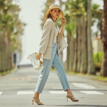 【50代に似合うデニム】軽い印象の淡色デニムでさりげなく着こなしをトーンアップ！