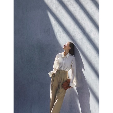 白シャツ×ベージュパンツの王道コンサバスタイルは、素材とシルエットで新鮮な表情に更新。最高気温25℃｜5/13(火)【50代の毎日コーデ】