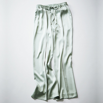 この春のパンツ選びのキーワードは「ワイド」と「ツヤ」【春、注目したい「優美なパンツ」】