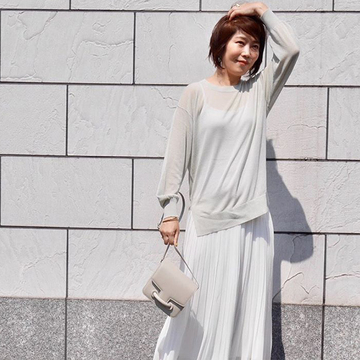 ほどよい透け感がポイント！アラフィーならではの「シアートップス」の楽しみ方【Jマダムのおしゃれ】