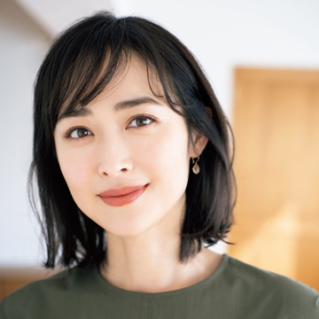 ぺったりつぶれた前髪はカーラーを使った「ふんわり流し」で、立体感をプラス