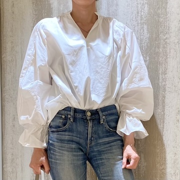 ドラマチックな「白ブラウス」でカジュアルコーデ