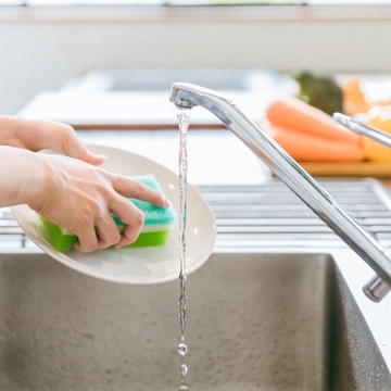 ずっと手荒れが治らない！年齢のせい？消毒、手洗い恐怖症に陥るほどの「主婦手湿疹」、どうすれば治る？【小田ユイコ×若松町こころとひふのクリニック院長 檜垣祐子先生対談#1】