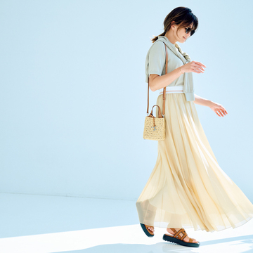 【ベージュワントーン 旬の法則】シアーなプリーツスカート投入で定番コーデがいきいきと華やぐ！