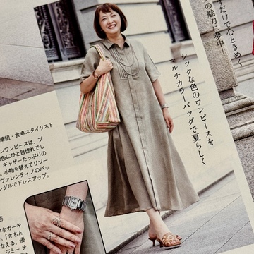 カーキ色ワンピースをマルチカラーバッグで夏らしく